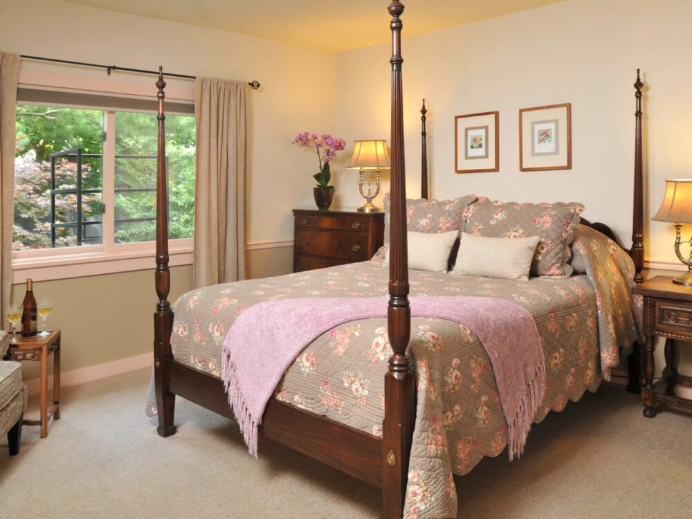Angell Room with 4-poster bed, floral bedspread, pink throw
