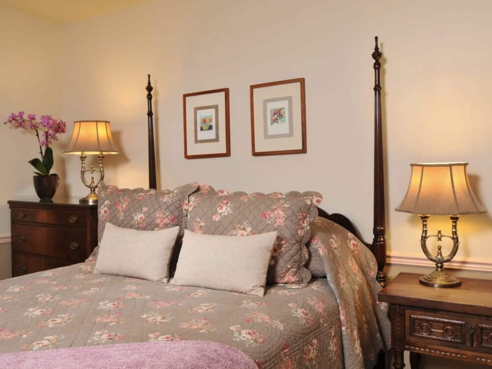 Angell Room with 4-poster bed, floral bedspread, pink throw